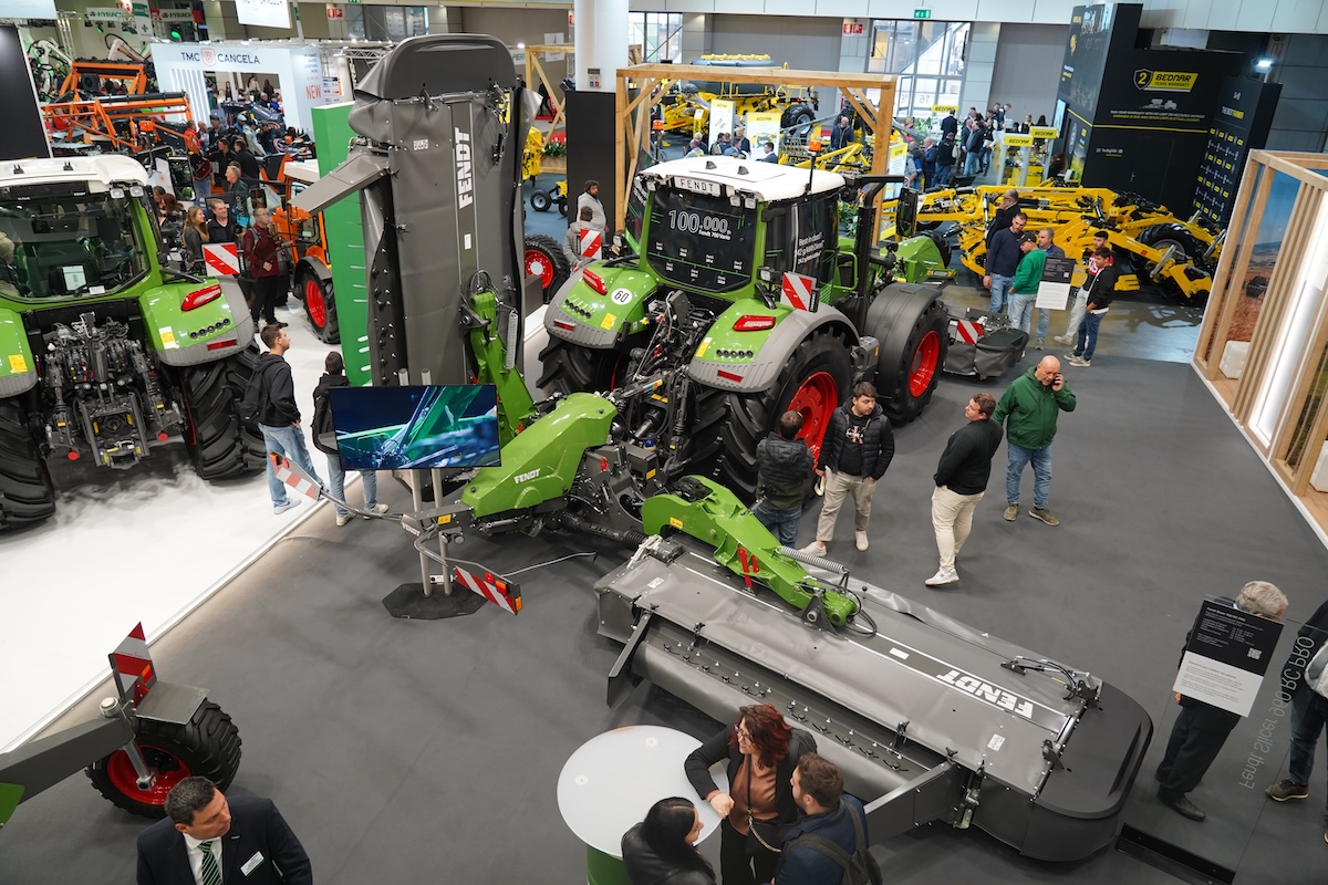 Falciacondizionatrice Slicer 960 presso lo stand di Fendt gremito di visitatori ad Eima 2024